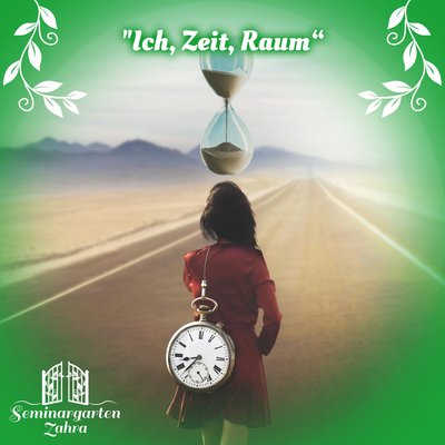 Eine Frau läuft auf einer Straße etlang, die trägt eine große Uhr und eine Sanduhr schwebt über dem Kopf